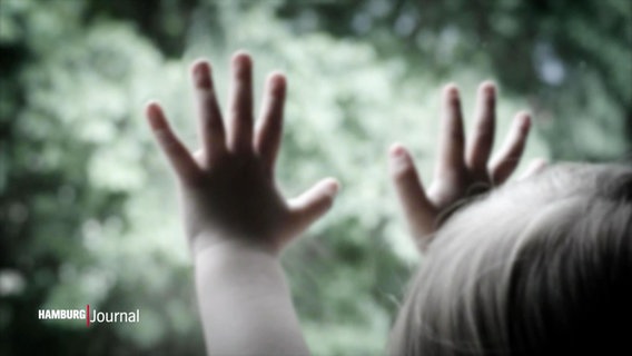 Ein Kind das an eine Fensterscheibe mit beiden Händen drückt © Screenshot 