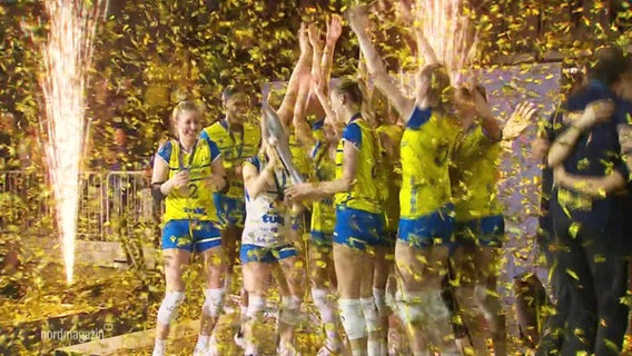 Volleyballerinnen des SSC Schwerin feiern ihren Pokalsieg © Screenshot 
