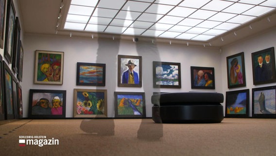 Ein Saal mit vielen Gemälden © Screenshot 