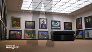 Ein Saal mit vielen Gemälden © Screenshot 