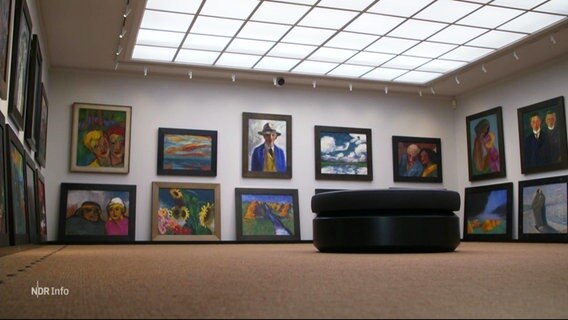 Gemälde in einem Saal mit Bank in der Mitte © Screenshot 