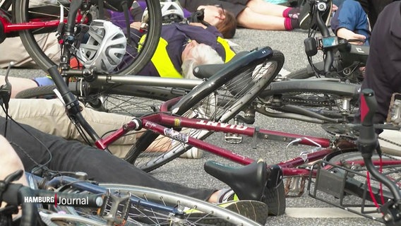 Mahnwache: Auf der Straße liegende Fahrräder und Personen. © Screenshot 