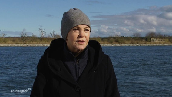 Schauspielerin Katrin Sass im Gespräch, im Hintergrund ein See. © Screenshot 