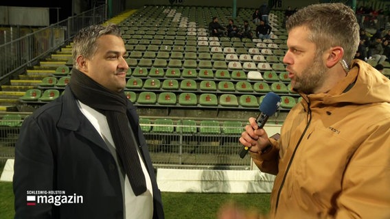 Reporter Philip Kamke spricht im Stadion mit Hanifi Demir, dem Organisator des Benefizspiels für die Erdbebenopfer der Türkei und Syrien. © Screenshot 