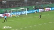 Archivbild: Fin Bartels von Holstein Kiel verwandelt den entscheidenen Elfmeter gegen Bayern-Torhüter Manuel Neuer in 2021. © Screenshot 