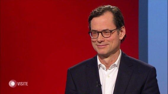 Professor Stefan Willems im Studio. © Screenshot 