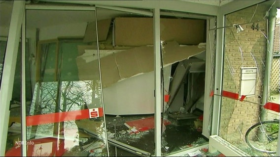 Ein zerstörter Automat und Vorraum der Sparkasse. © Screenshot 