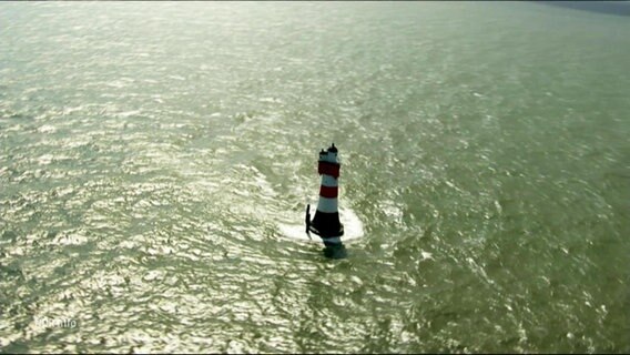 Ein Leuchtturm von oben in der Nordsee. © Screenshot 