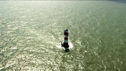 Ein Leuchtturm von oben in der Nordsee. © Screenshot 