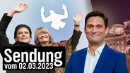 Sahra Wagenknecht und Alice Schwarzer winken auf der sogenannten Friedensdemo in Berlin. Dahinter eine sich ergebende Friedenstaube. Daneben Christian Ehring. (extra 3 vom 02.03.2023 im Ersten) © NDR 