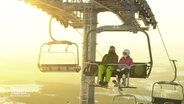 Ein Skilift mit dem Sonnenaufgang im Hintergrund. © Screenshot 