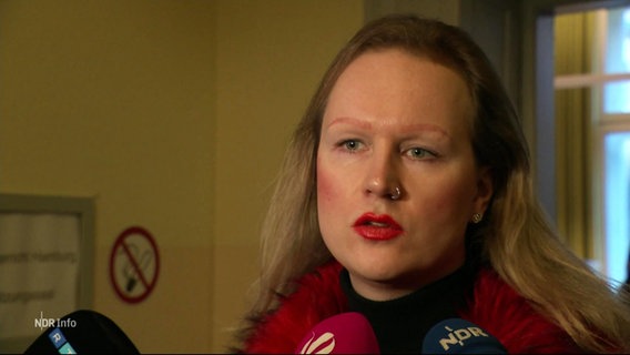 Opfer von transfeindlicher Gewalt im Interview nach Verurteilung des Angeklagten. © Screenshot 