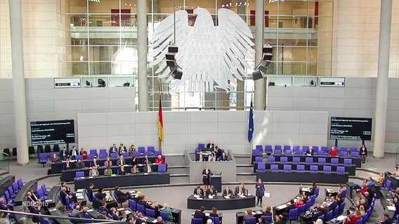 Członkowie Bundestagu zasiadają w Bundestagu.  © Zrzut ekranu 