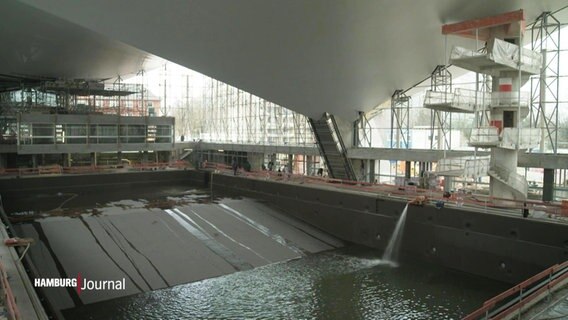 Noch eine Baustelle: In das neue Becken der Alsterschwimmhalle wird zur Probe Wasser eingelassen. © Screenshot 