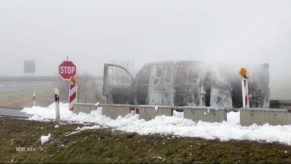 Ein ausgebrannter Transporter inmitten von Löschschaum. © Screenshot 