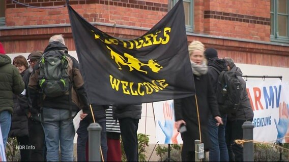 Demonstrierende mit einem "Refugees welcome"-Banner. © Screenshot 