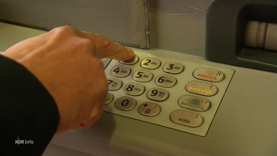 Ein Finger tippt die Geheimzahl in ein Feld bei einem Geldautomaten. © Screenshot 