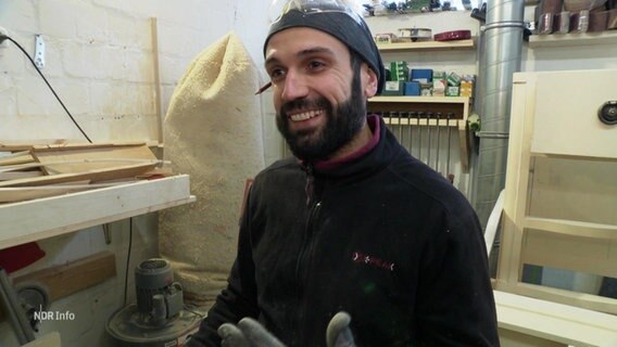 Ein Handwerker (Gürkan Yildrim) in einer Werkstatt. © Screenshot 
