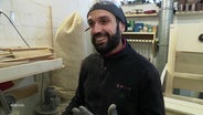 Ein Handwerker (Gürkan Yildrim) in einer Werkstatt. © Screenshot 