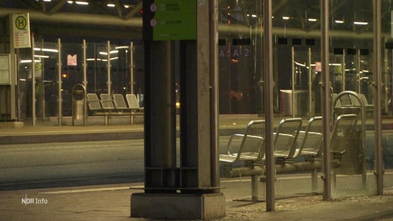 Ein menschenleere Bushaltestelle im Morgengrauen. © Screenshot 