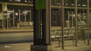 Ein menschenleere Bushaltestelle im Morgengrauen. © Screenshot 