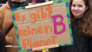 Schüllerinnen halten ein Plakat mit der Aufschrift: "Es gibt keinen Planet B". © Screenshot 