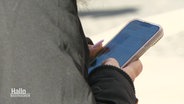 Eine Frau hält ihr Smartphone in den Händen. © Screenshot 