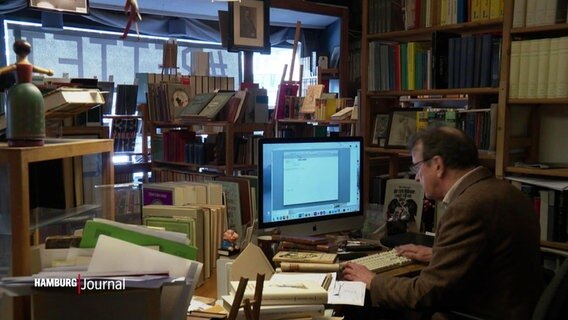 Gerd Stechen sitzt in seiner Buchhandlung am Computer. © Screenshot 