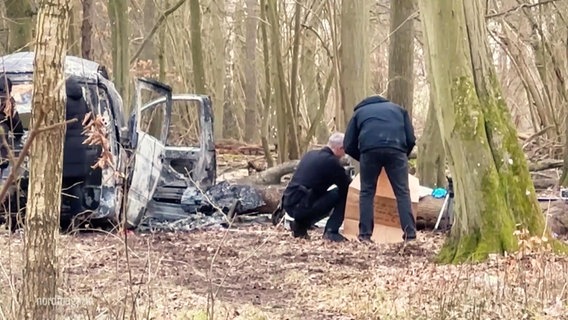 Die Täter des Geldtransporter-Überfalls haben ihr Fluchtauto im Wald verbrannt. © Screenshot 