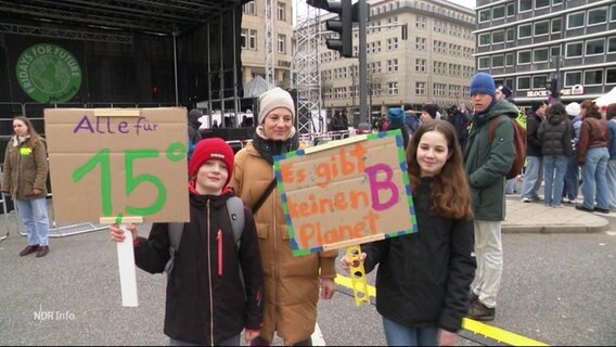 Kinder und Jugendliche protestieren in Hamburg. © Screenshot 