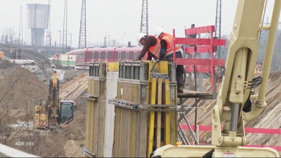 Bauarbeiten an einer Bahnschiene führen zu Sperrungen. © Screenshot 