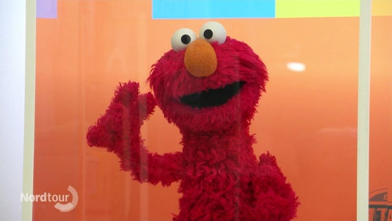 Die Puppe "Elmo" in der Ausstellung im Auswanderermuseum. © Screenshot 