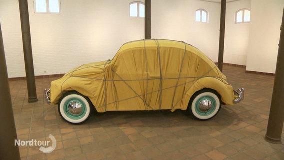 Ein eingepackter VW Käfer. © Screenshot 