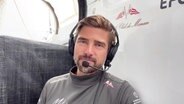 Boris Herrmann nach den Reparaturarbeiten auf dem Boot © Screenshot 