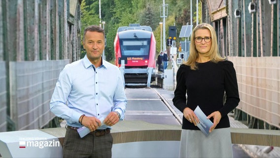 Gerrit Derkowski und Gabi Lüeße stehen im Studio. © Screenshot 