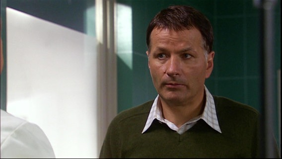 Thomas Rühmann als Dr. Roland Heilmann. © Screenshot 