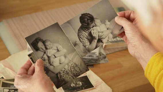 Alte Schwarz-Weiß-Fotos von einer Frau mit einem Baby. © Screenshot 