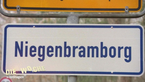 Ein plattdeutsches Ortsschild für Neubrandenburg alias "Niegenbramborg". © Screenshot 