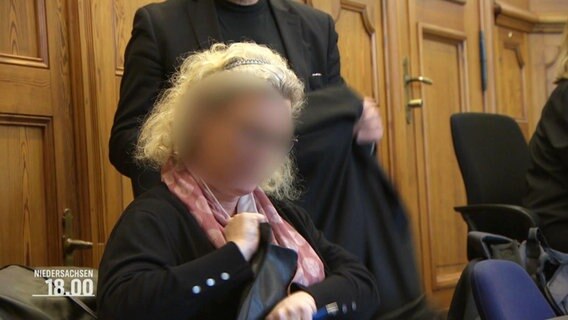 Eine Angeklagte sitzt im Gerichtssaal. © Screenshot 