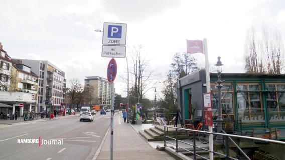 Blick auf ein Parkplatz-Schild in Hamburg. © Screenshot 