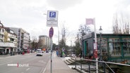 Blick auf ein Parkplatz-Schild in Hamburg. © Screenshot 