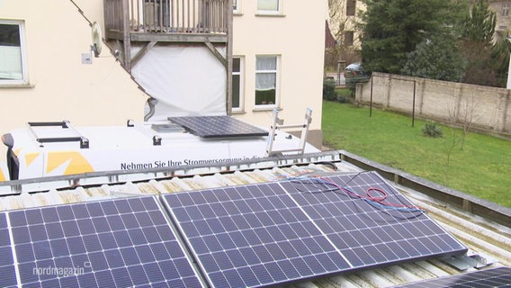 Eine Solaranlage ist auf einem Dach installiert © Screenshot 