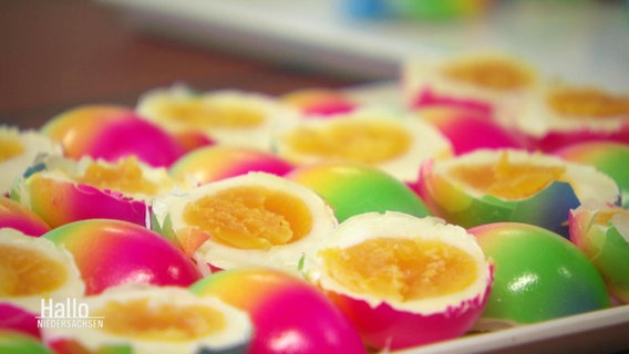 Gefärbte Eier liegen auf einem Tablet. © Screenshot 