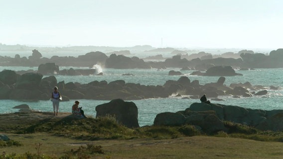 Eine felsige Küstenlandschaft der Bretagne. © Screenshot 