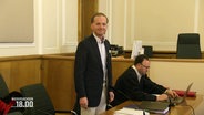 Angeklagter Hendrik Holt lächelnd im Gerichtsaal. © Screenshot 