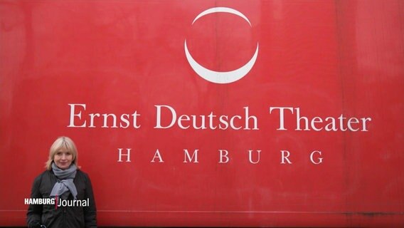 Katharina Abt steht vor einem LKW des Ernst Deutsch Theaters. © Screenshot 