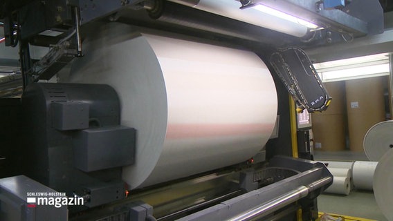 Eine große Papierrolle in einer Fabrik. © Screenshot 
