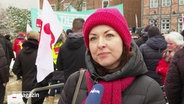 Eine Teilnehmerin des Warnstreiks am Weltfrauentag im Interview. © Screenshot 