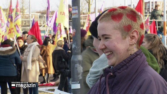 Eine Teilnehmer:in auf der feministischen Demo in Kiel. © Screenshot 