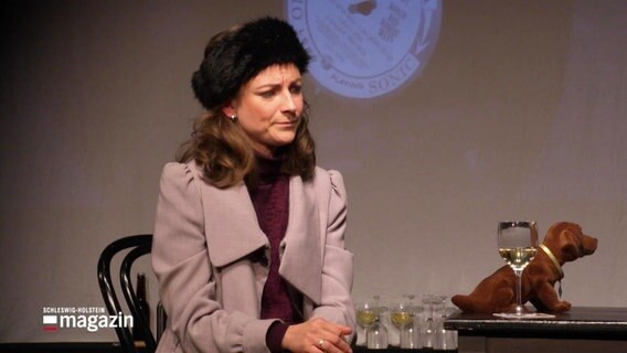 Schauspielerin Franziska Plüschke auf der Bühne. © Screenshot 